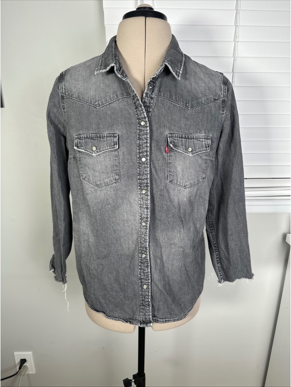 Levi’s Women’s XL Western Snap Denim Shirt Black Distressed